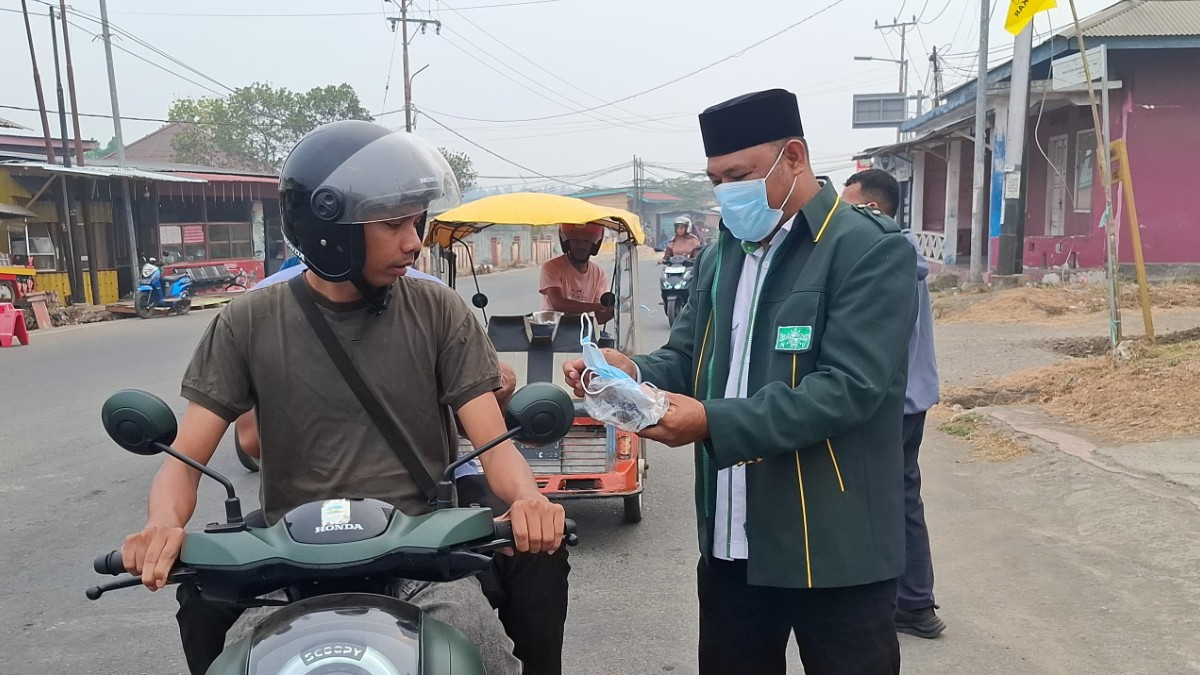 Kabut Asap Karhutla Makin Pekat, NU dan GP Ansor Morotai Bagikan 2.500 Masker kepada Warga dan Pelajar